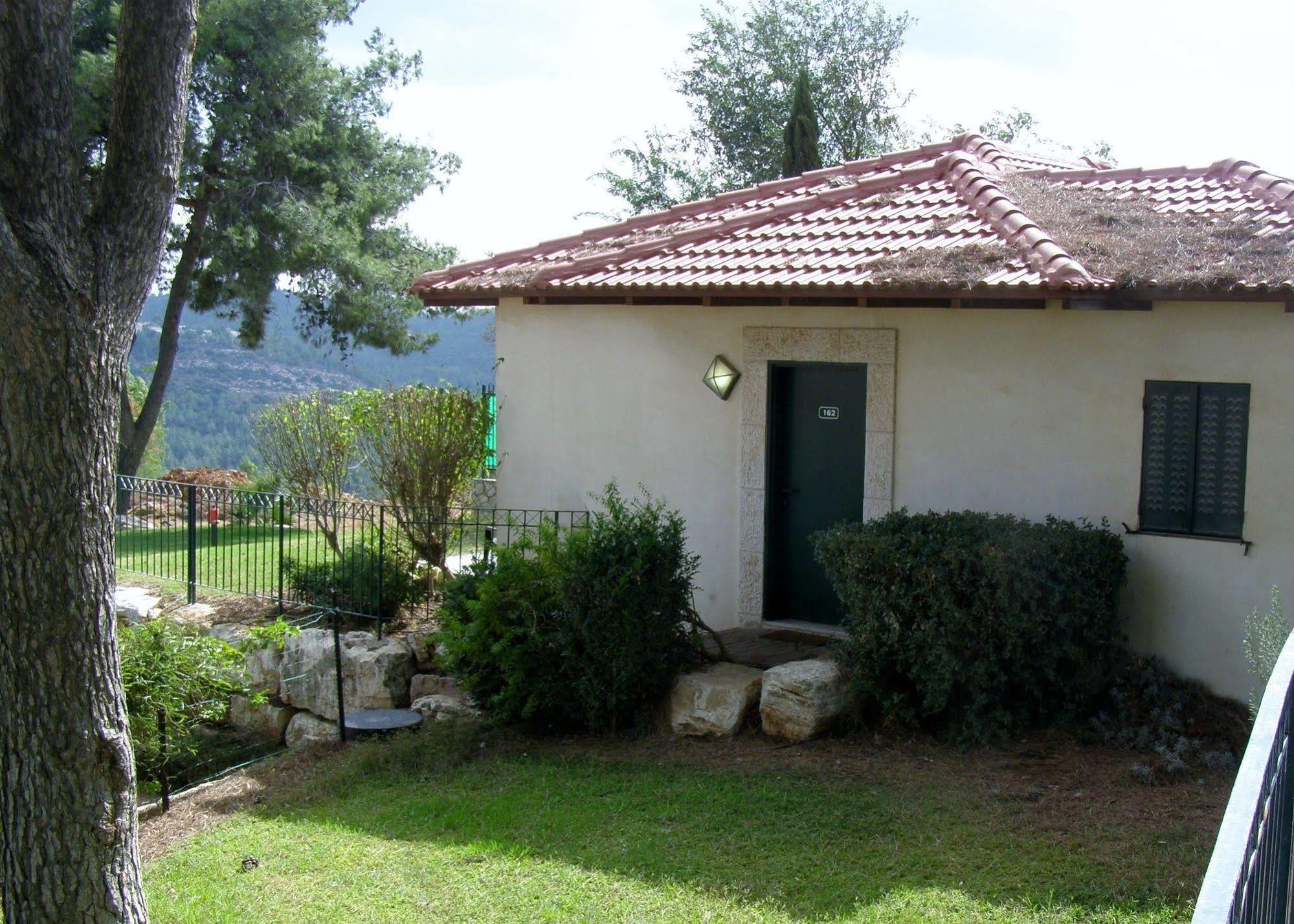 Shoresh Green Hills Family Suites Hotel Esterno foto
