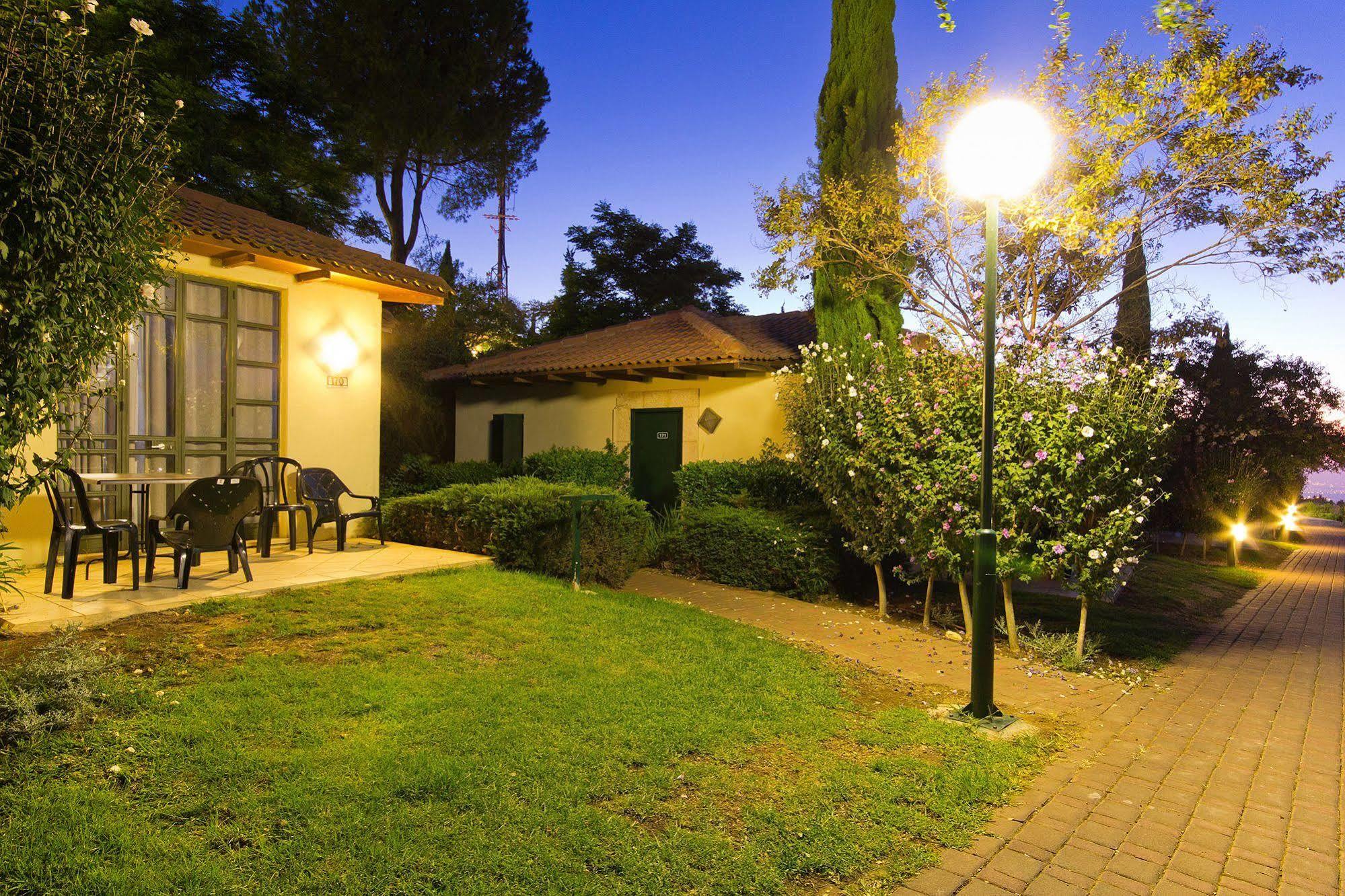 Shoresh Green Hills Family Suites Hotel Esterno foto