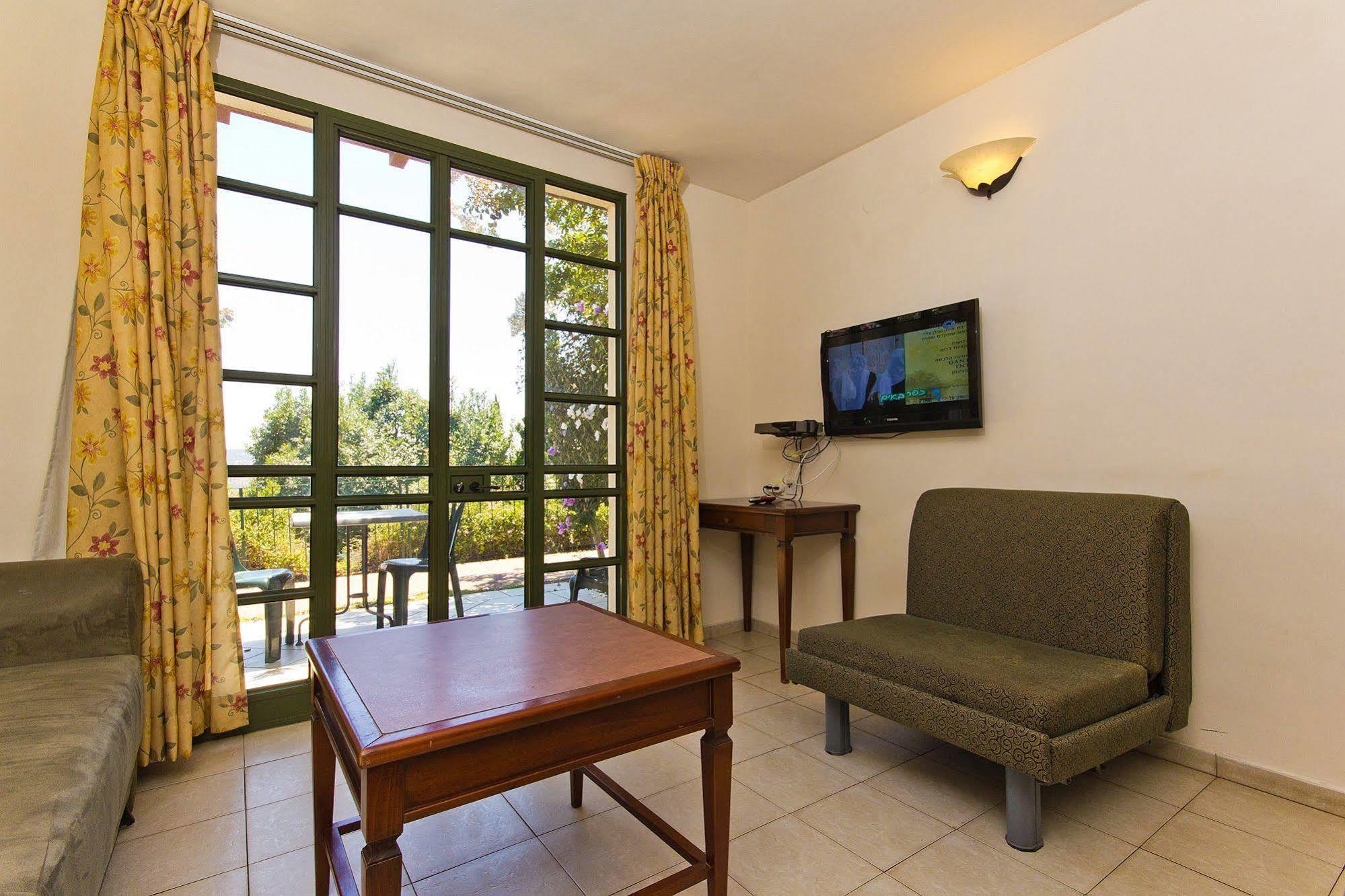 Shoresh Green Hills Family Suites Hotel Esterno foto