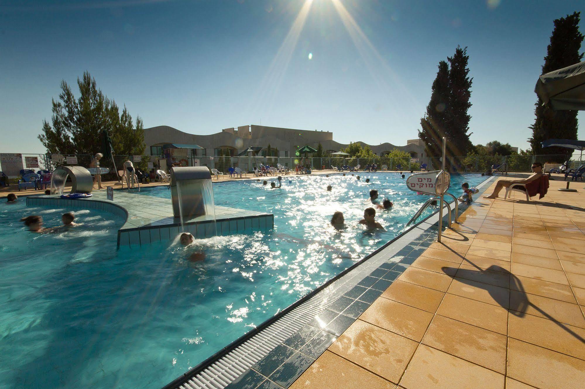 Shoresh Green Hills Family Suites Hotel Esterno foto